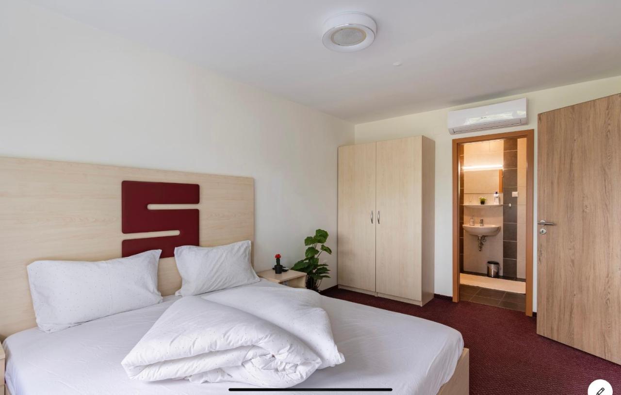 Sinus Premium Aparthotel Сиофок Екстериор снимка