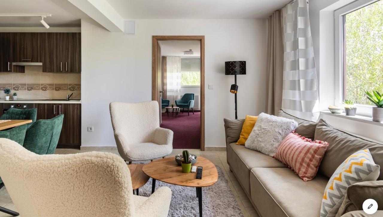 Sinus Premium Aparthotel Сиофок Екстериор снимка