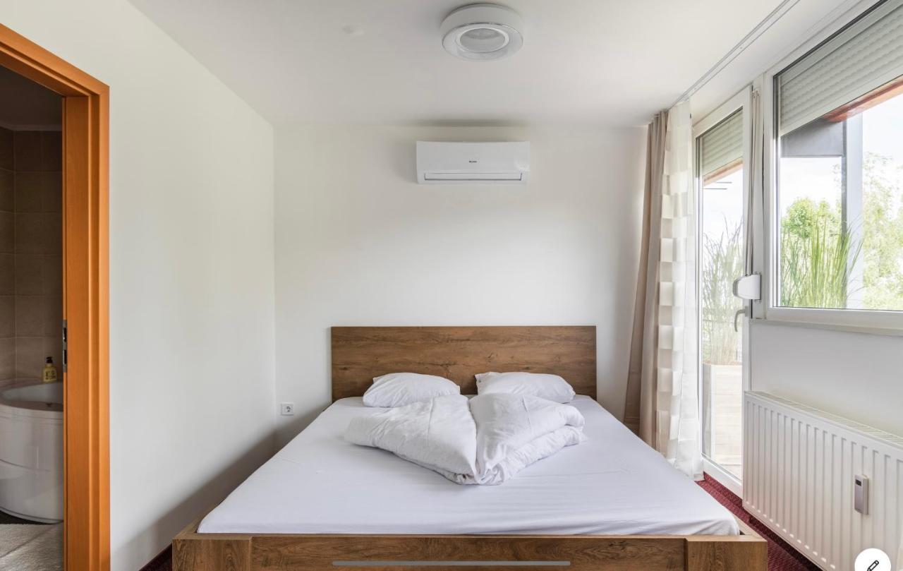 Sinus Premium Aparthotel Сиофок Екстериор снимка