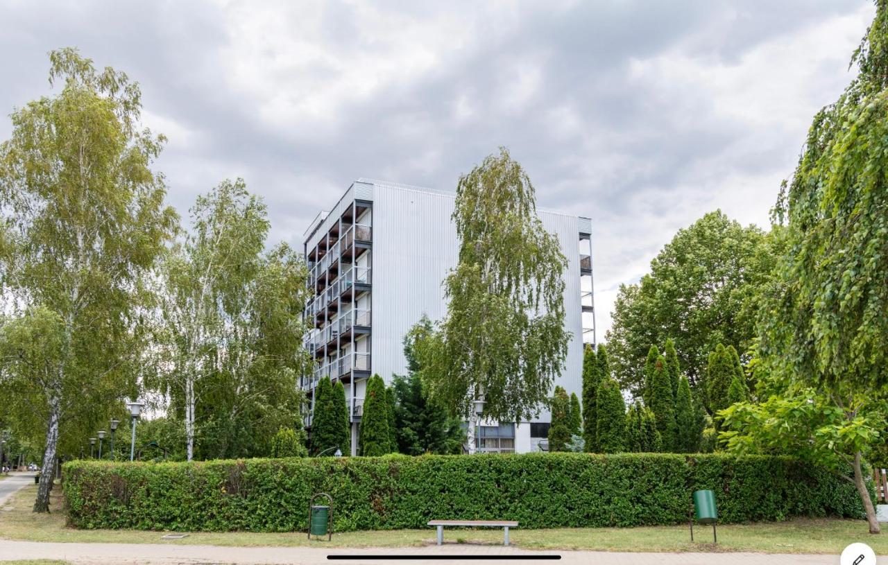 Sinus Premium Aparthotel Сиофок Екстериор снимка